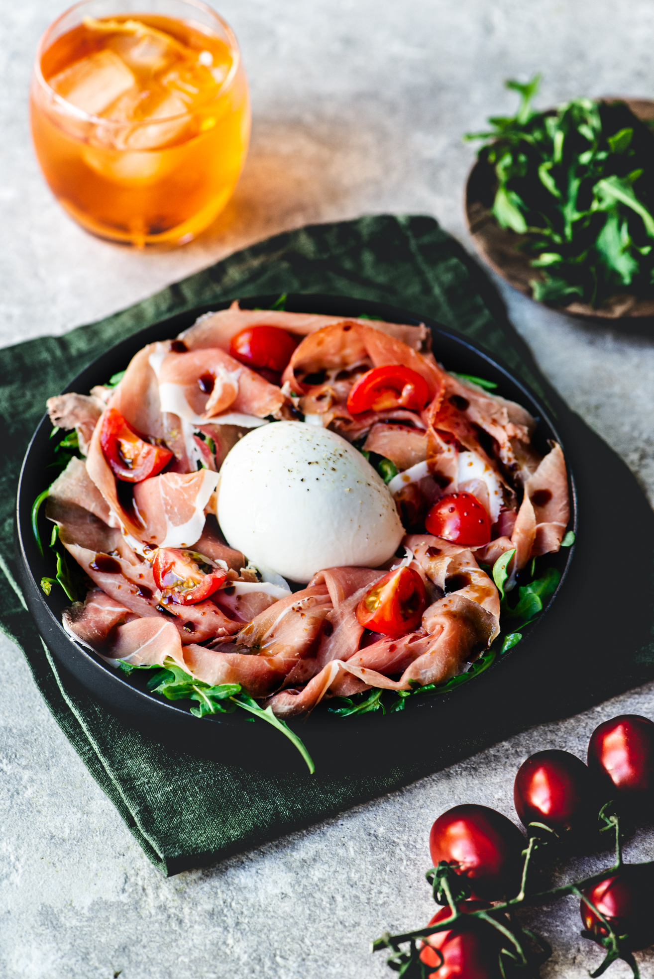 Mozzarella di bufala con prosciutto crudo Lab26 Aperitivo Club & Italiaanse Catering